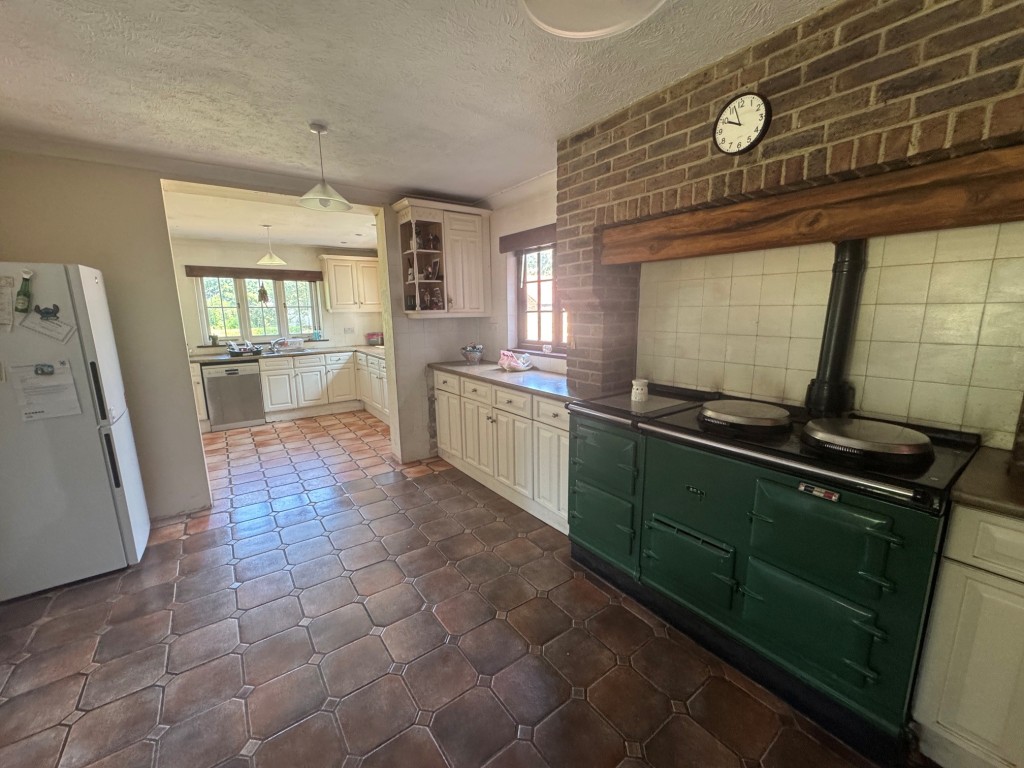 Lot: 144 - FREEHOLD DETACHED PERIOD FARMHOUSE, STUDIO APARTMENT OVER QUADRUPLE GARAGE - RESIDENTIAL INVESTMENT - Farmhouse - kitchen-breakfast room alternative 1
